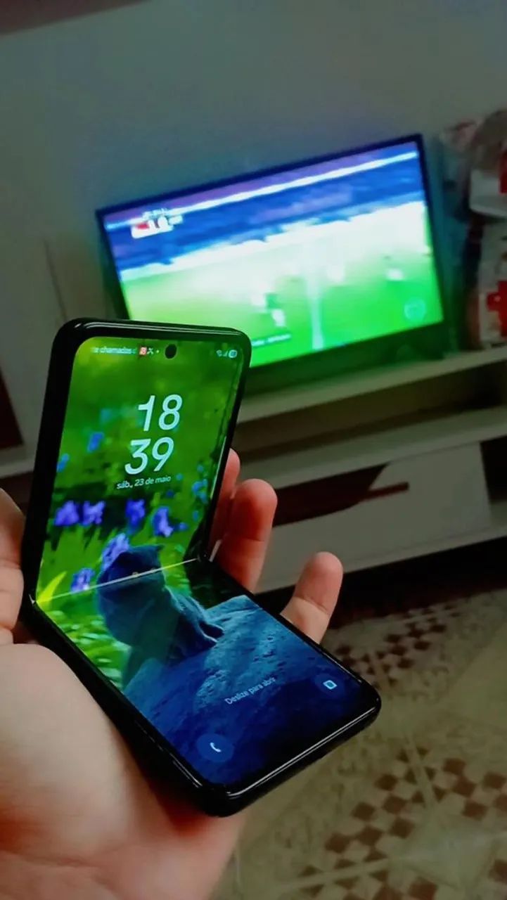 Vendo esse lindo celular Samsung Z Flipe pegando tudo perfeitamente está novo - Foto 2