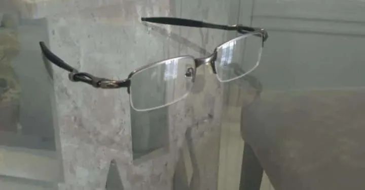 Óculos oakley de molinha novo