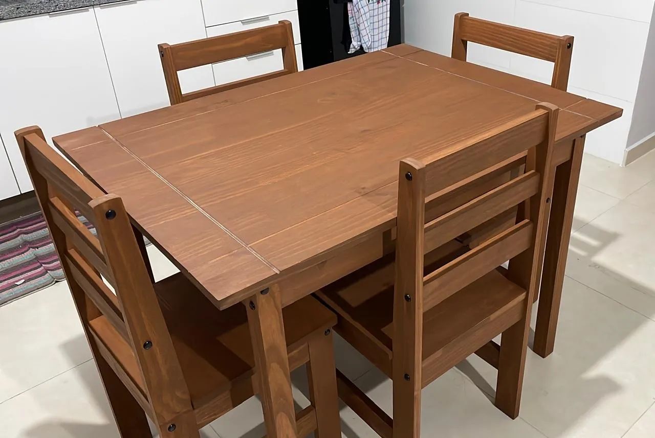 Mesa de madeira com 4 cadeiras 