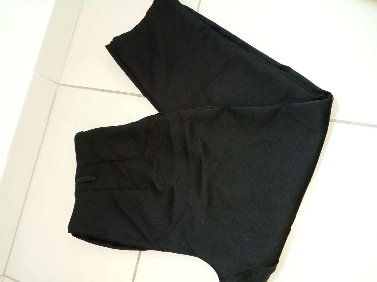 Calça modelo cenoura nova tamanho 42/44  cor preta