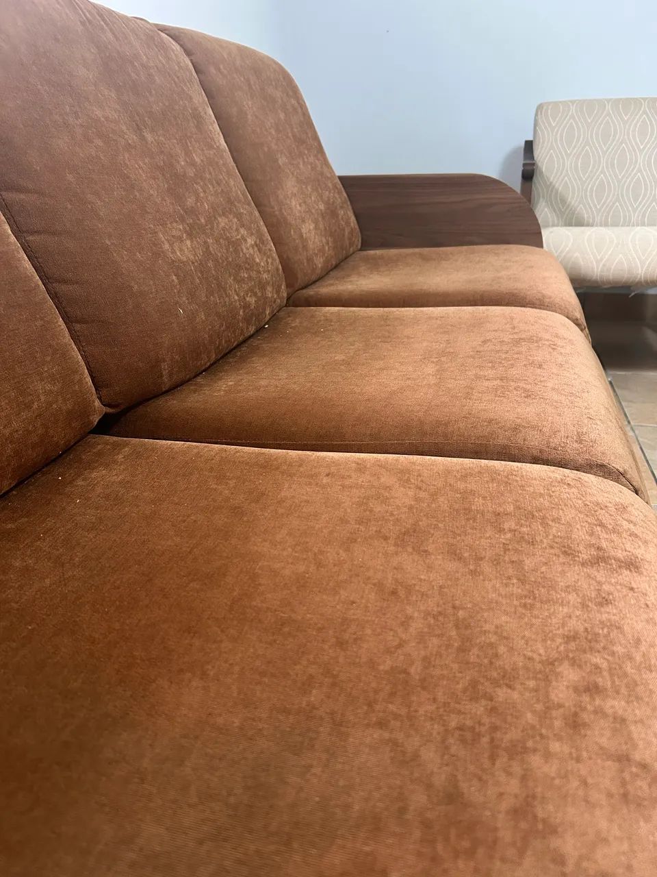 Sofá 3 lugares tecido veludo/suede marrom - Foto 3