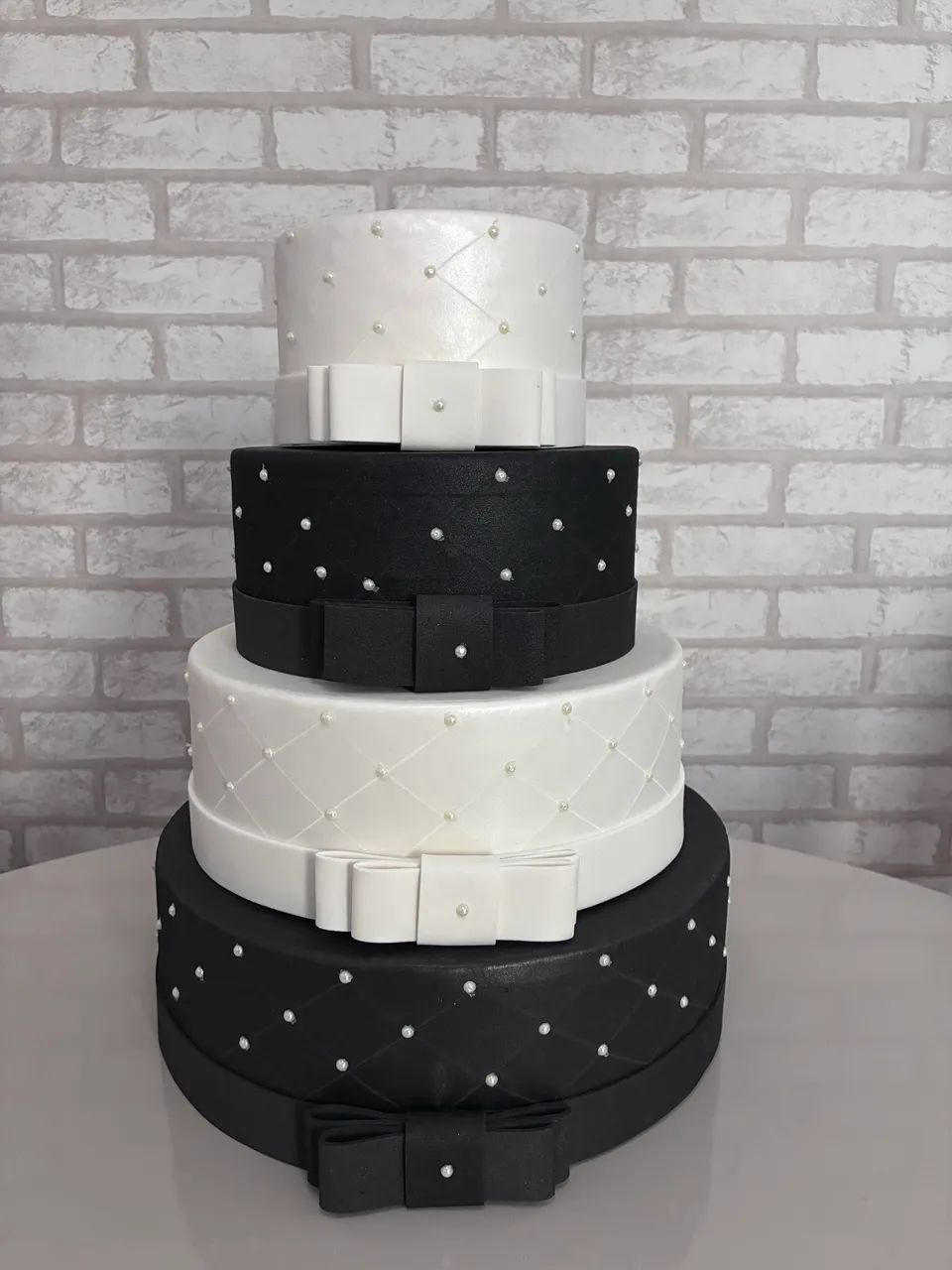 Bolo Fake Decorado Preto e Branco Com Laço