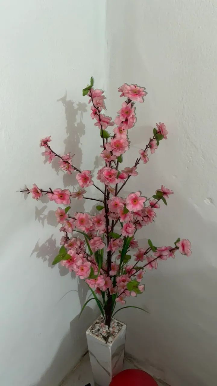 Vaso de rosas artificiais 