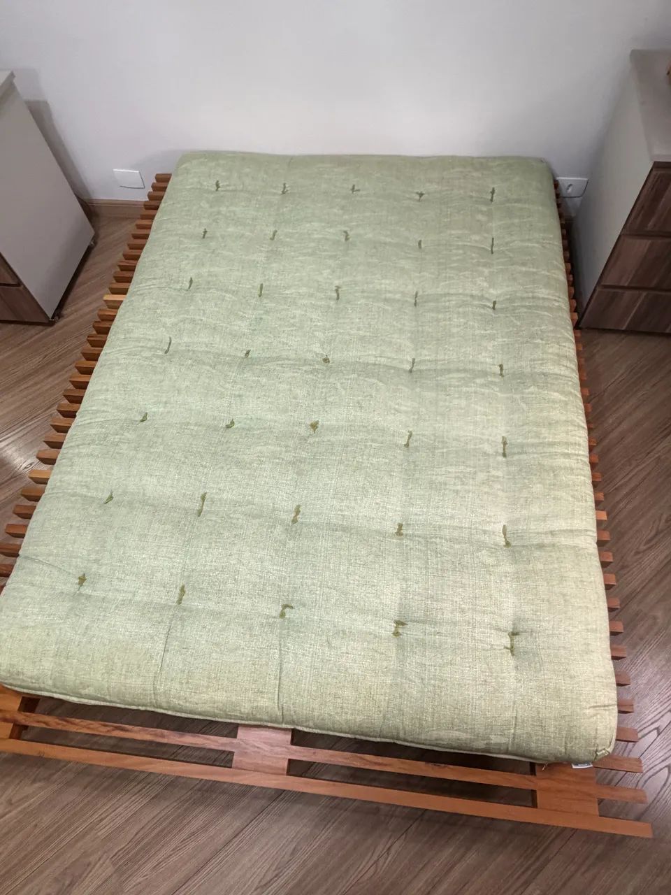 Vendo cama de madeira japonesa com futon