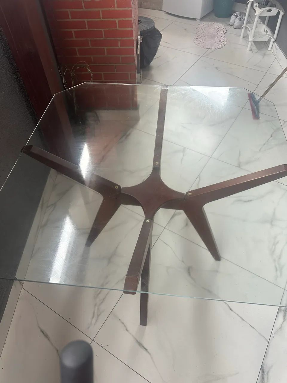 Mesa rústica com pés de madeira e tampo de vidro! - Foto 3