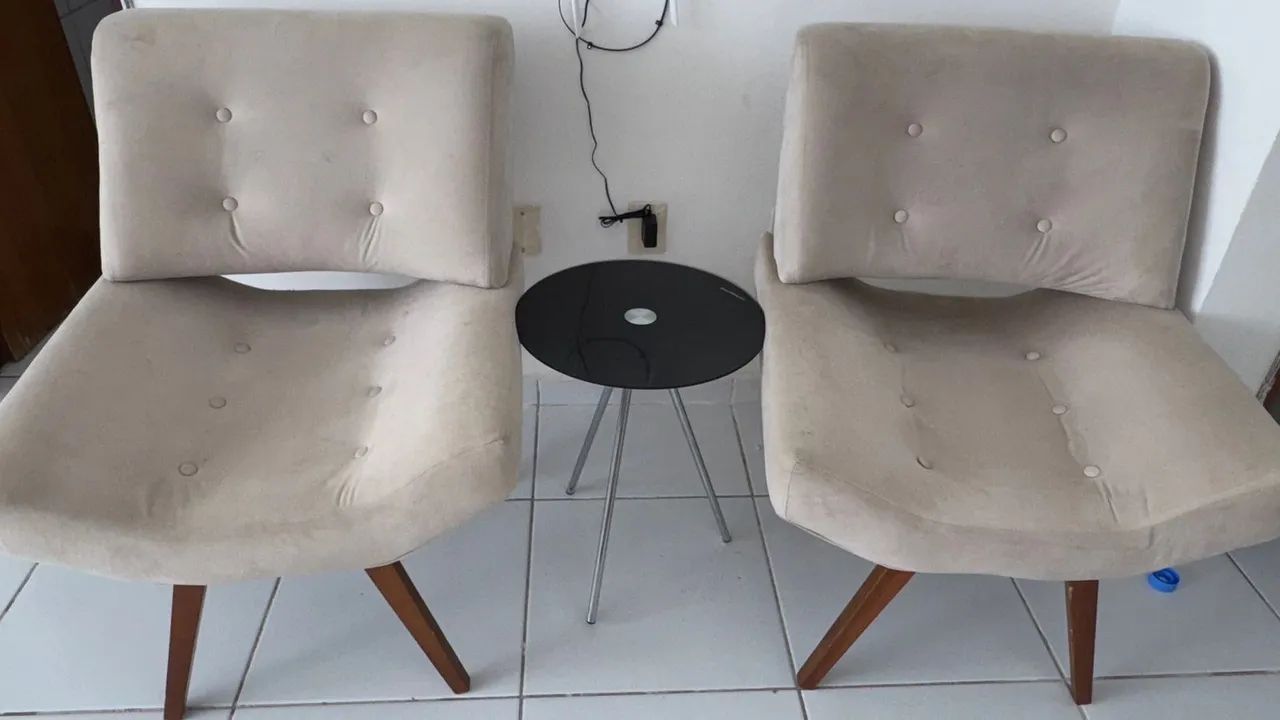 2 Cadeiras Estofadas + Mesinha Lateral