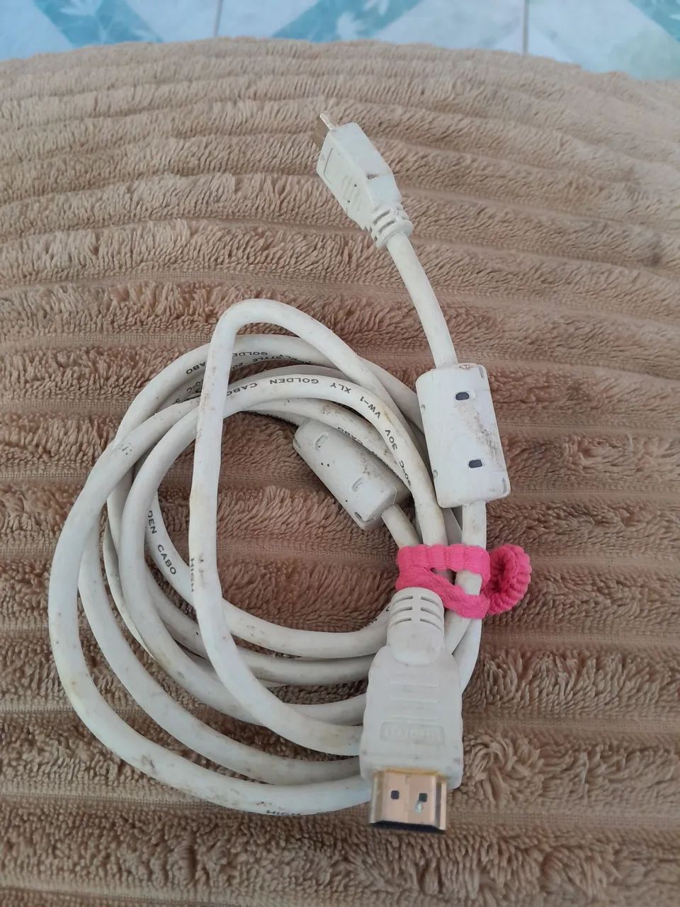 Cabo HDMI. 