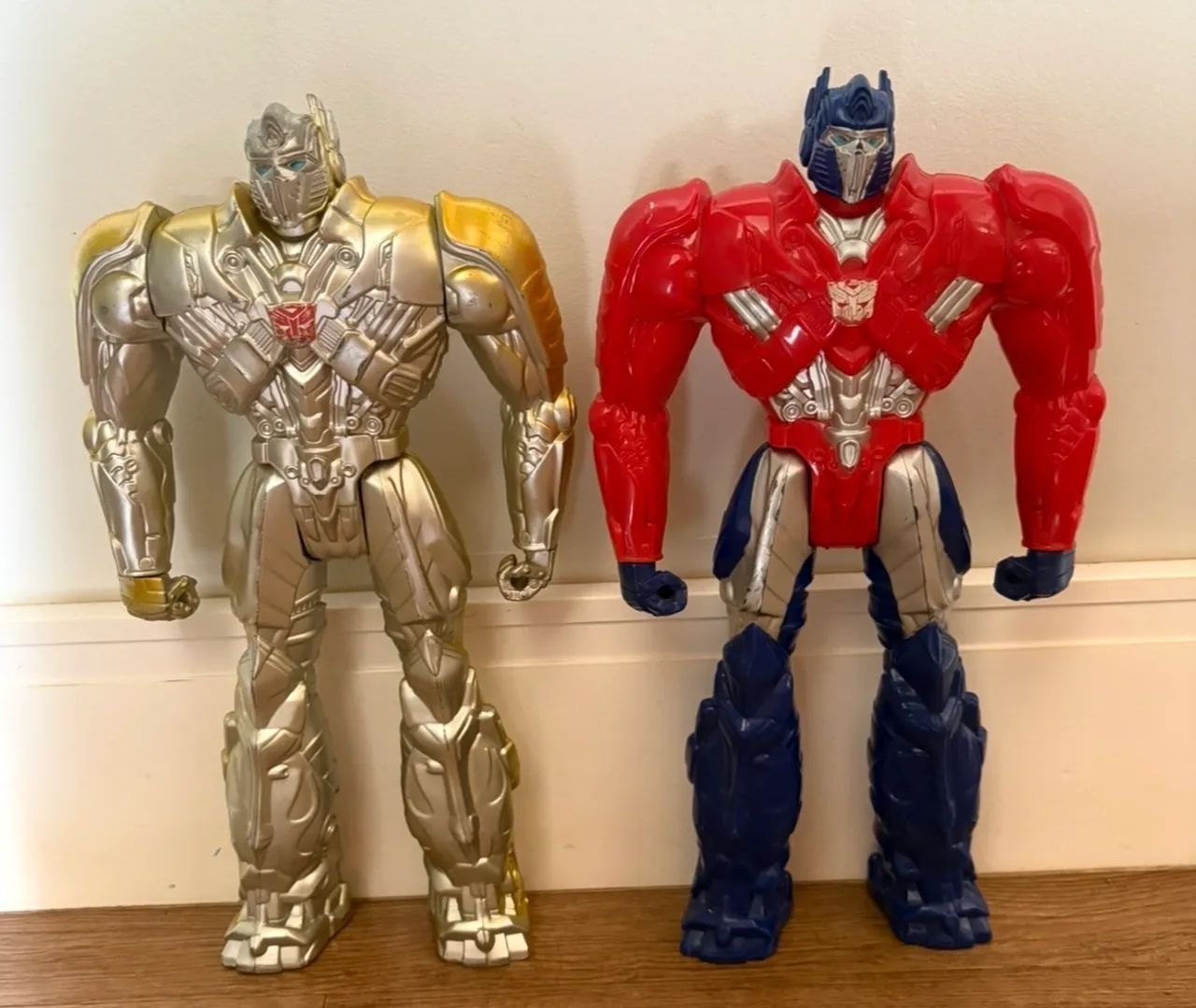 Boneco e robô 