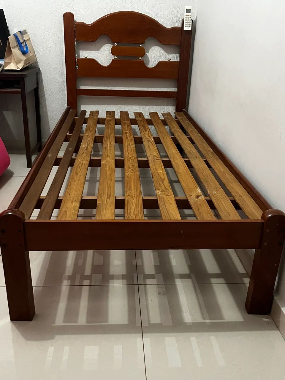 Cama de Solteiro de Madeira - R$ 650