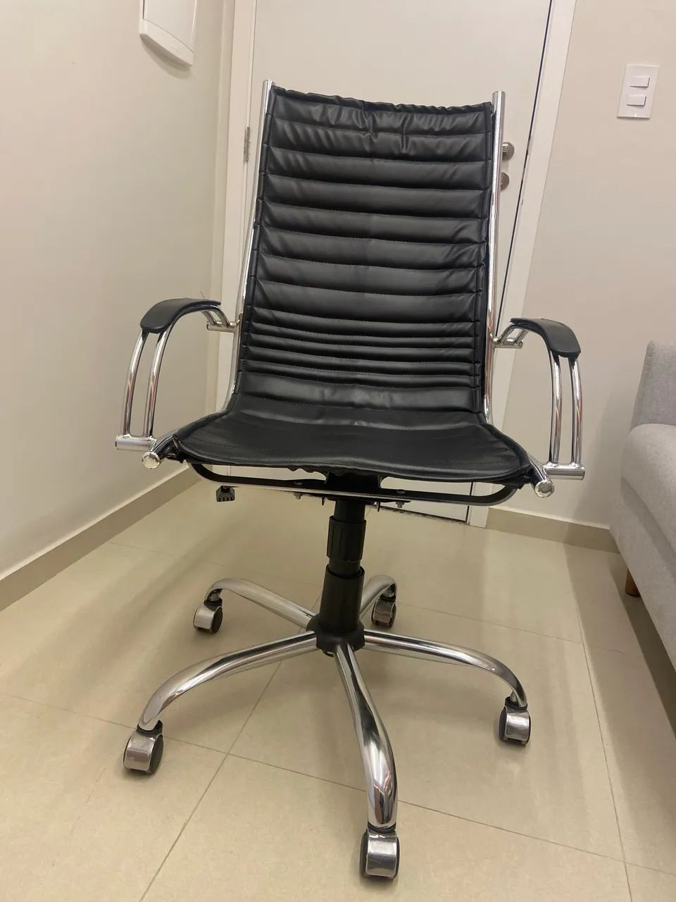 Cadeira Presidente Eames Courino Preto Base Cromada - Foto 4