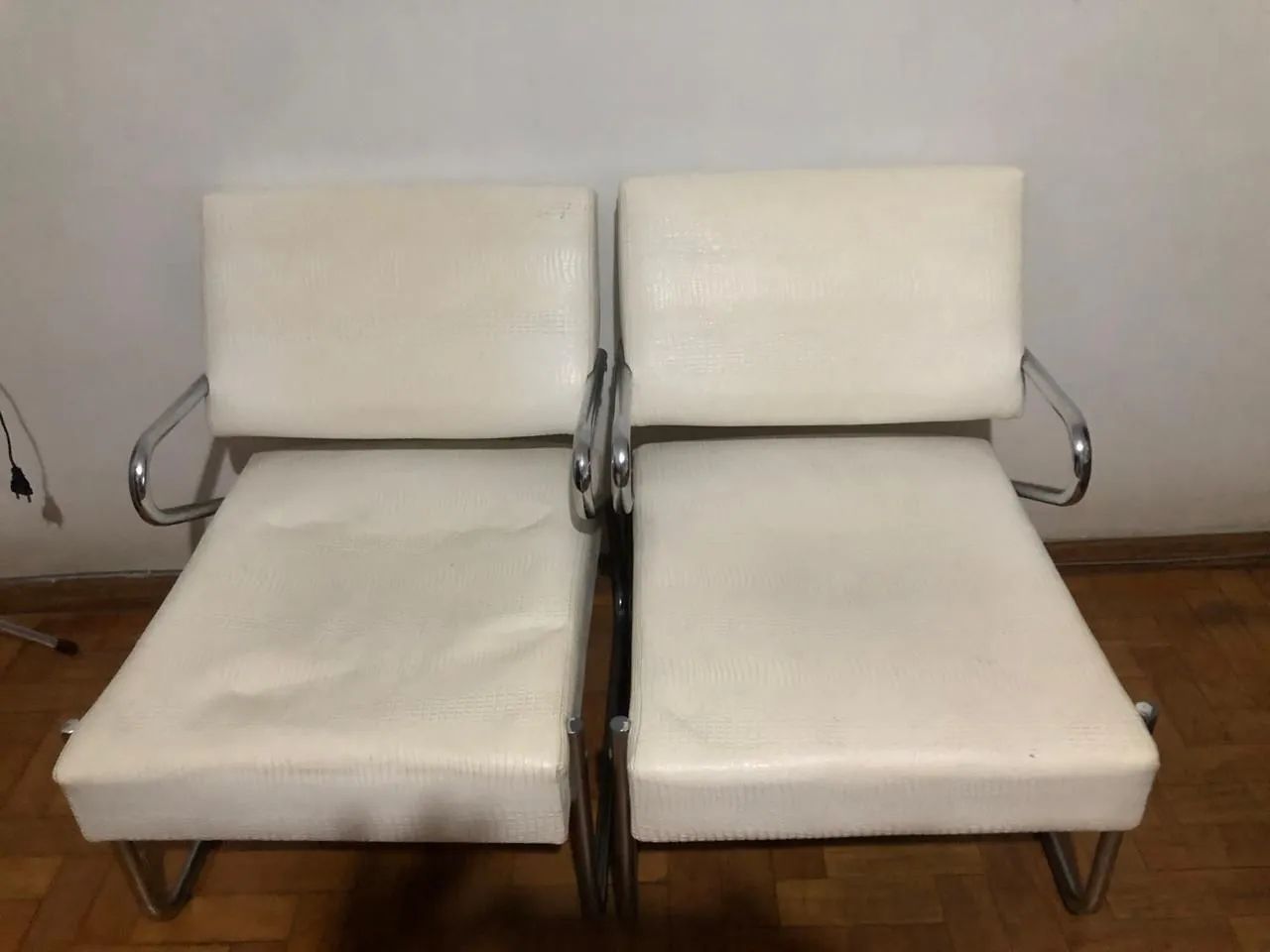 Cadeiras em corino branco com base em alumínio. Téo *