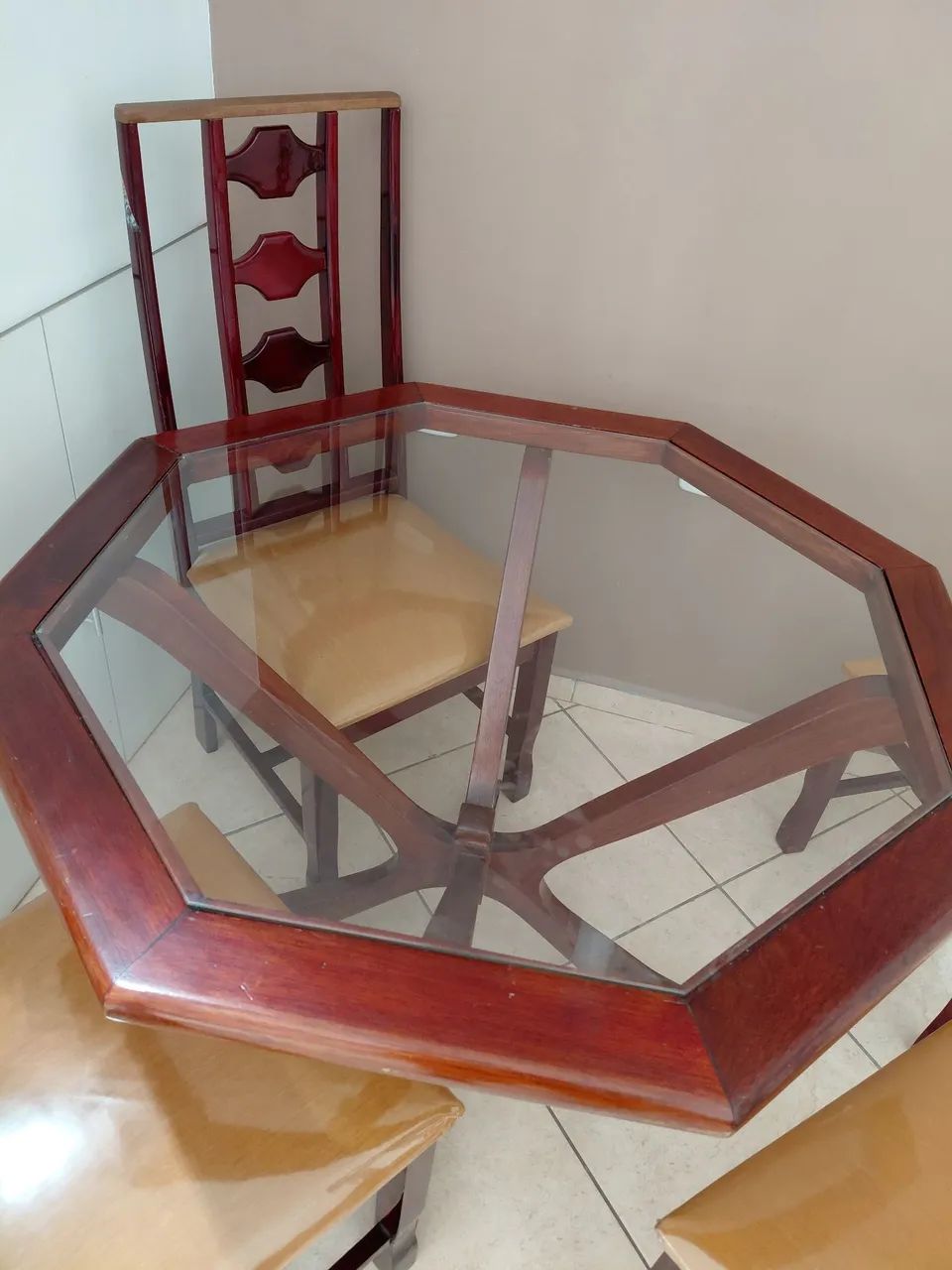 Mesa em madeira com tampo de vidro e 4 cadeiras - Foto 2