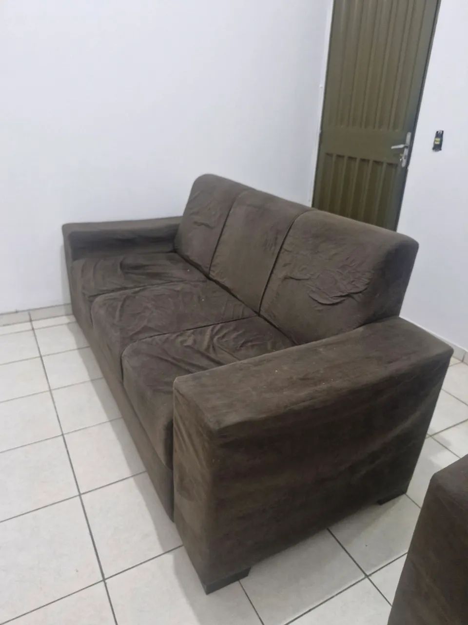 Sofá 3 lugares marrom usado - Foto 3