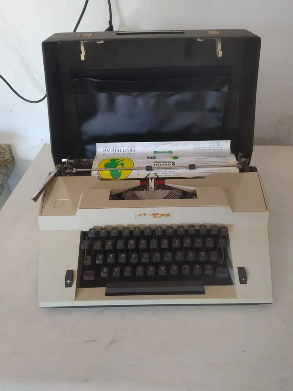 Máquina de escrever antiga na caixa 