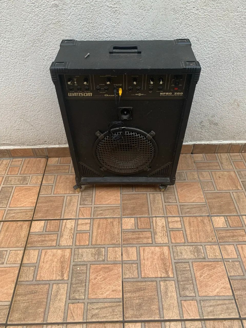 Vende se caixa de som WATTSSOM