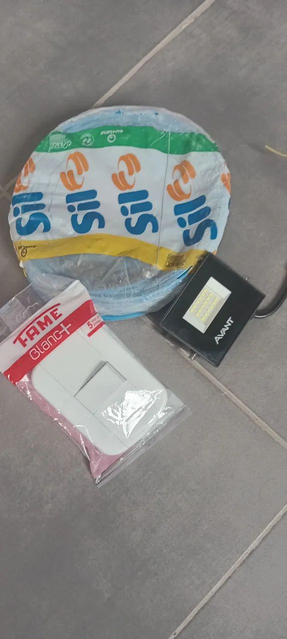 Rolo de fio de 2,5mm e mais um refletor e mais um interruptor 