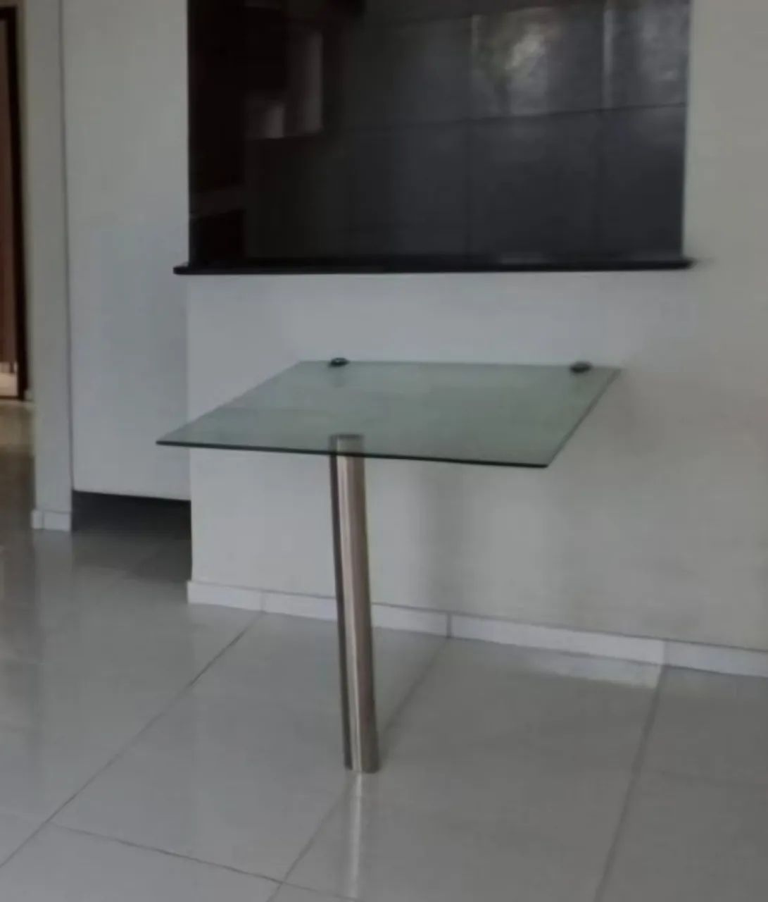 Mesa de vidro com base inox e fixadores de parede