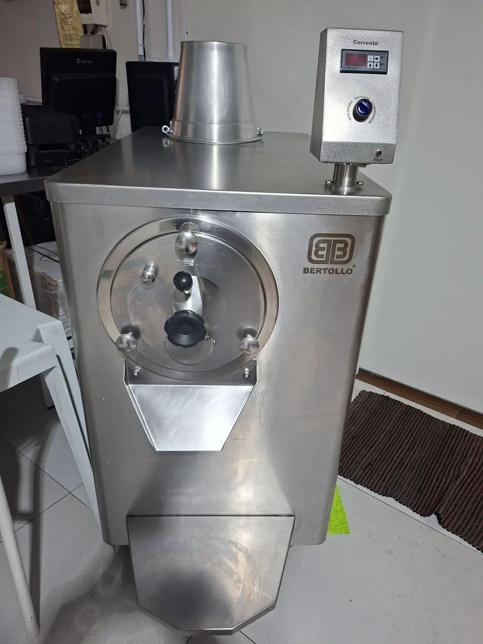 VENDO SORVETERIA COMPLETA, LOJA E FÁBRICA 