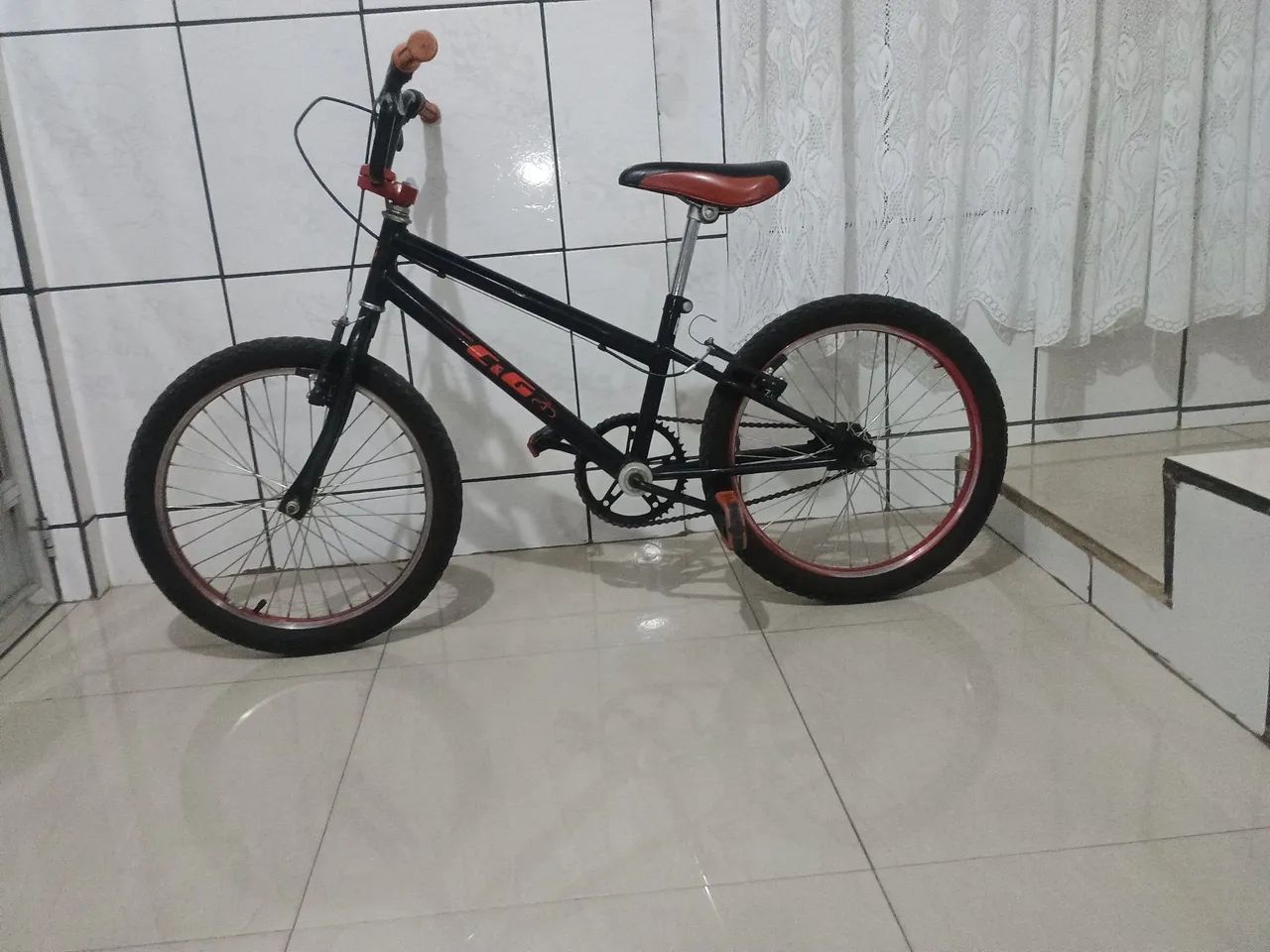 Bicicleta CeG Aro 20 Preta e Vermelha 