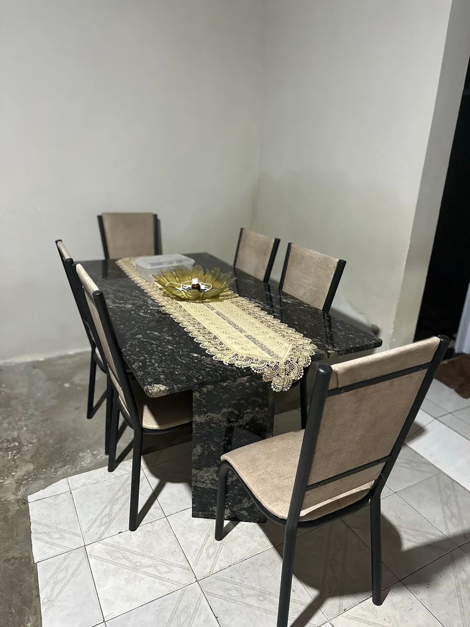 Mesa de mármore com 6 cadeiras. - Foto 5