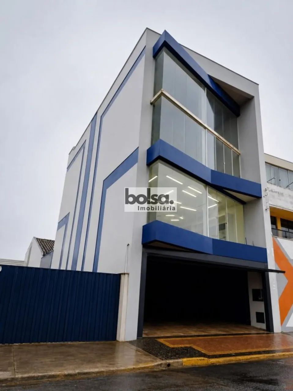 EXCELENTE PREDIO COMERCIAL COM 3 PAVIMENTOS ! !