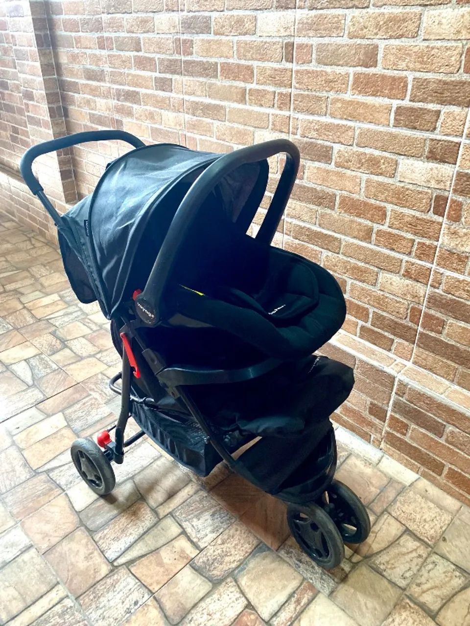 Carrinho de bebê + bebê conforto Voyage Preto - Foto 4
