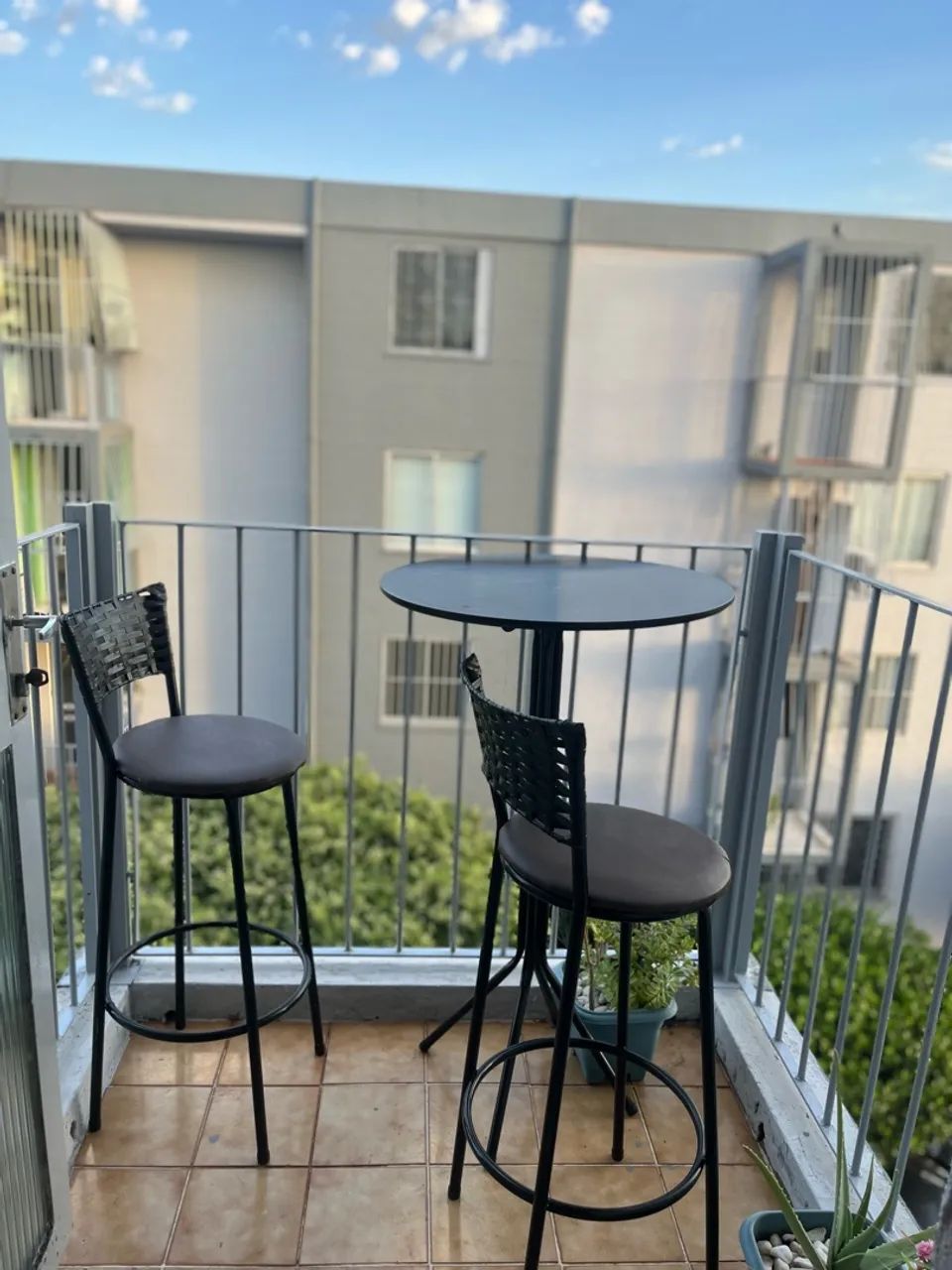 Mesa com banquetas 
