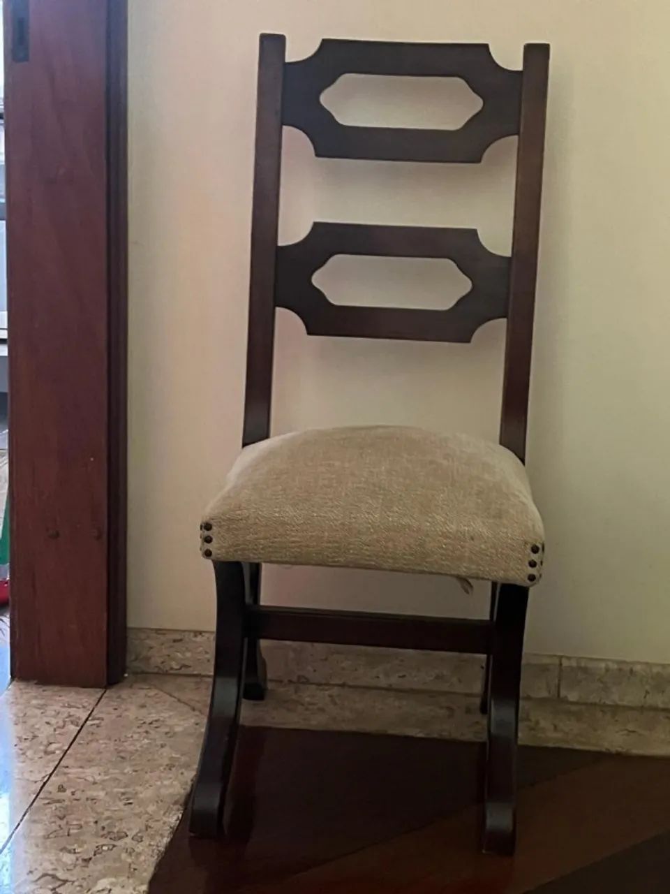 Mesa de jantar retangular com tampo de vidro, com 6 cadeiras estofadas no assento - Foto 2