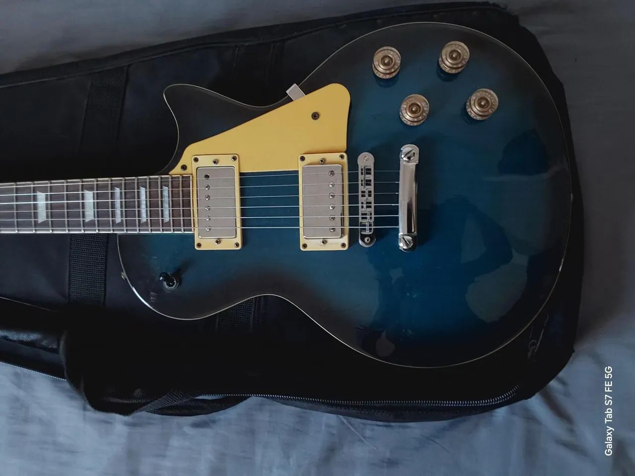 Guitarra semi nova 