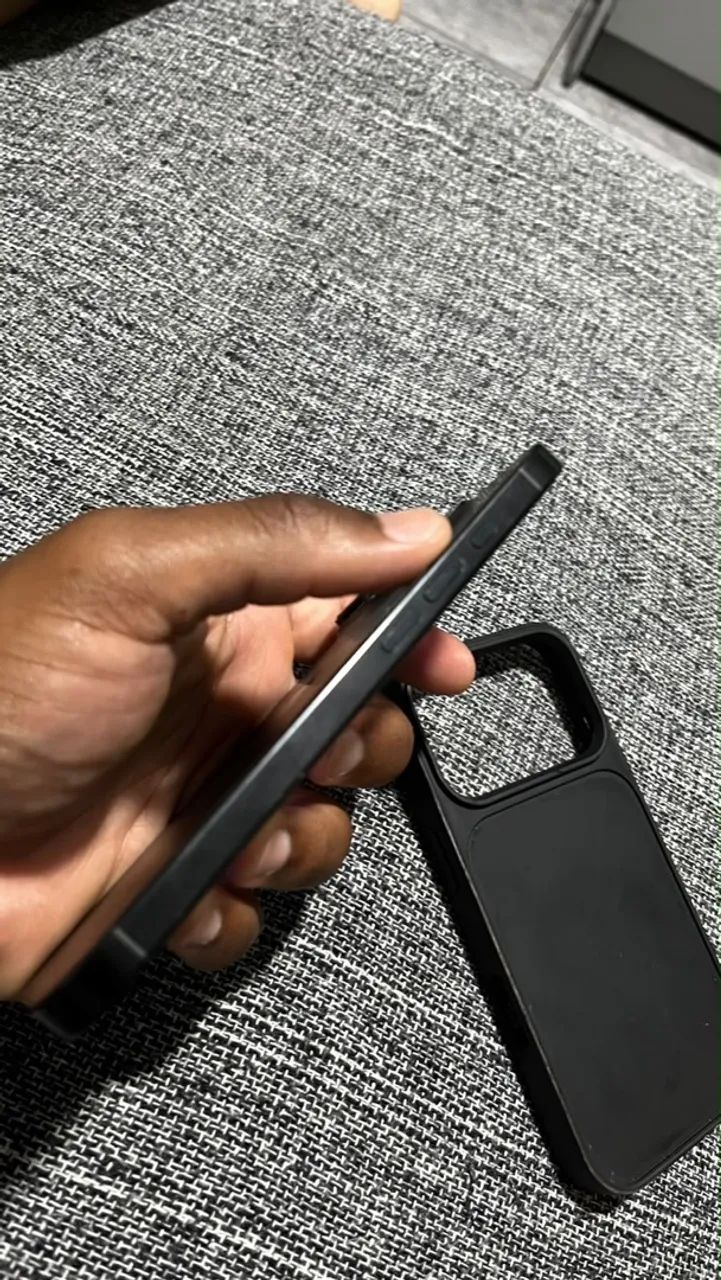 iPhone 16 pro com detalhe na tampa traseira - Foto 3