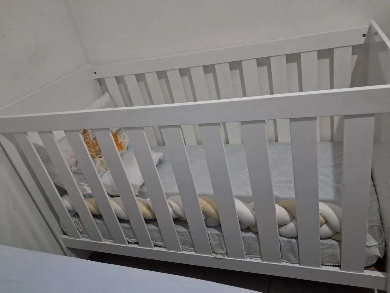 Berço branco americano.