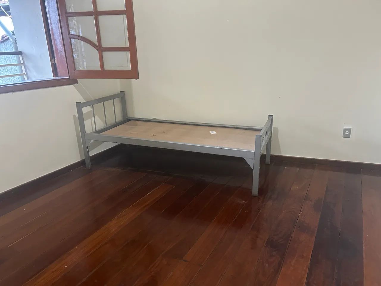 Cama de FERRO TIPO HOSPITALAR MUITO  FORTE E NOVA  - Foto 3