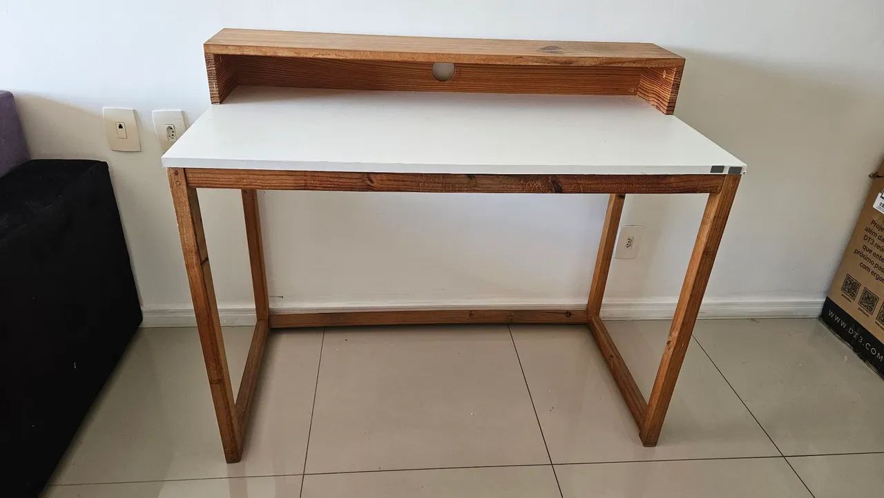 Mesa artesanal em madeira maçica com prateleira  - Foto 2