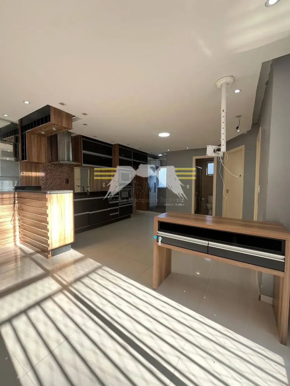 Apartamento com 2 Dormitórios e Armários Completos na Cozinha, Quarto de Casal e Lavanderi