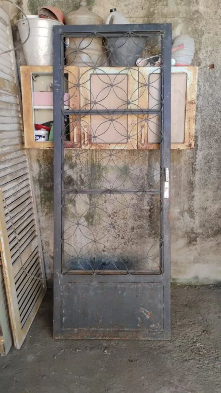Porta de ferro.