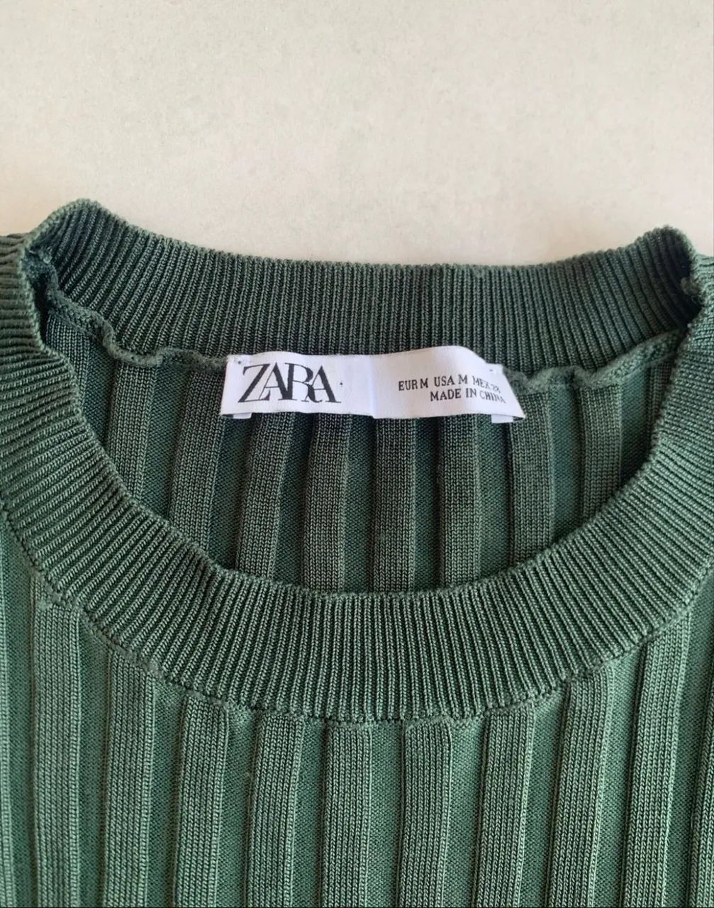 Blusa Zara verde canelada e linha - M  - Foto 2