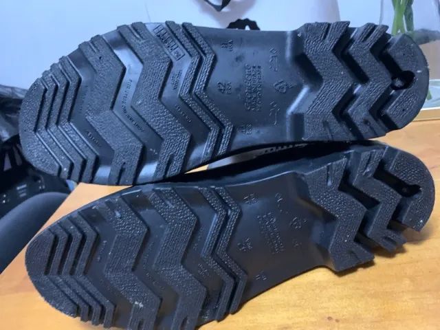 Bota impermeável 42 seminova - Foto 4