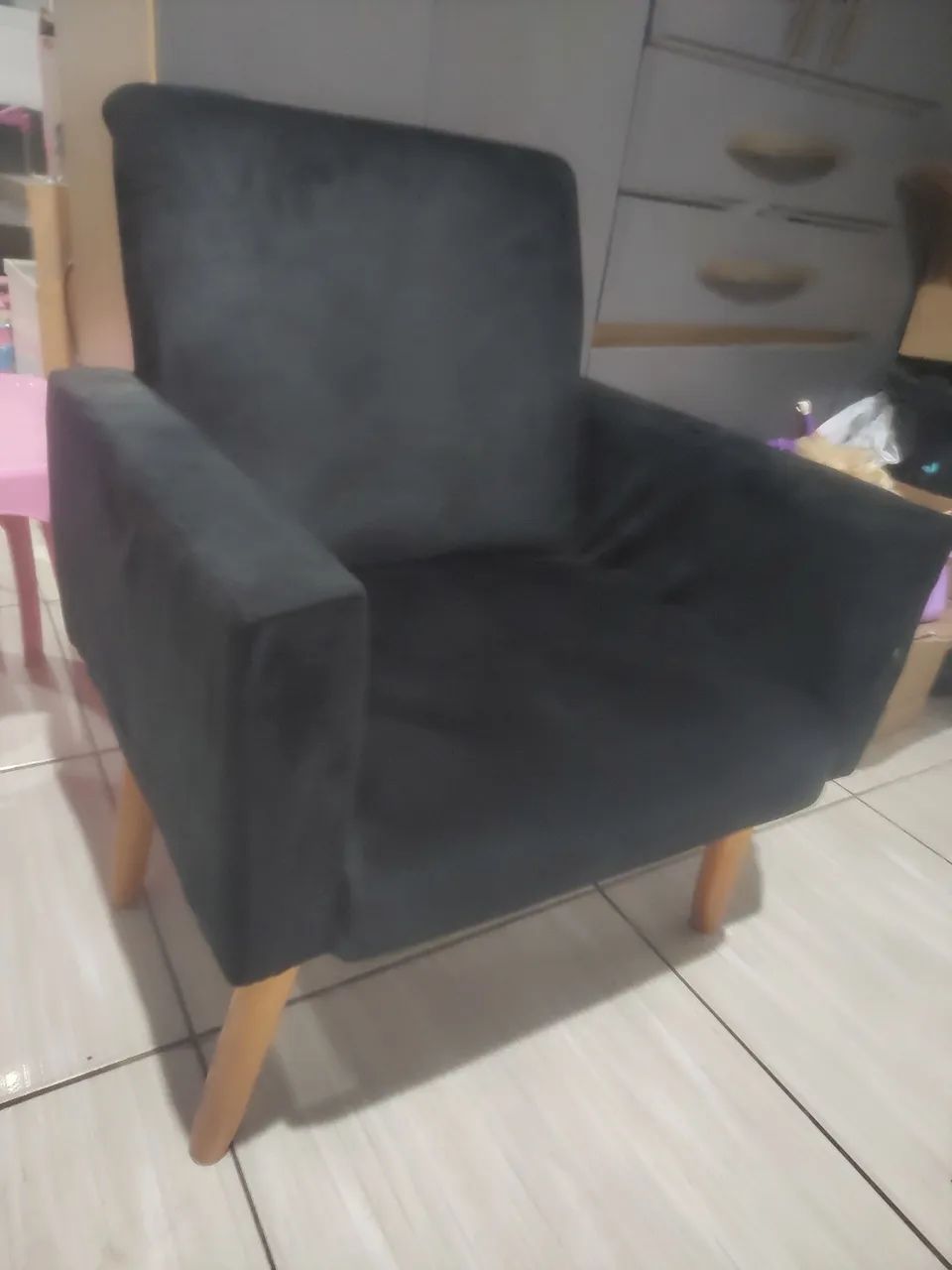 Kit com 2 poltrona estofado e pé madeira 
