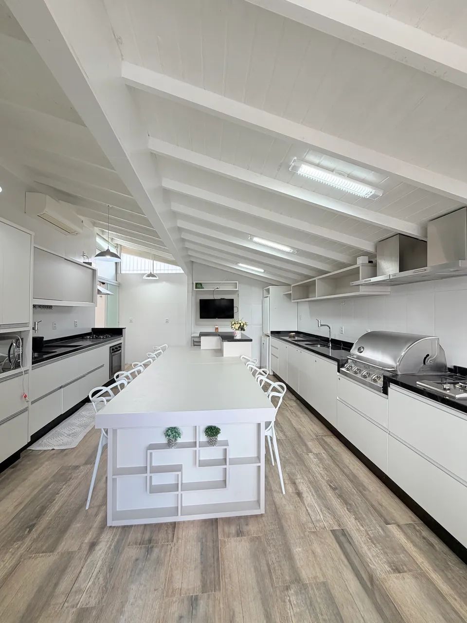 Casa estilo chalé a 150m da Praia de Ponta das Canas | Jacuzzi + Condomínio com Piscinas