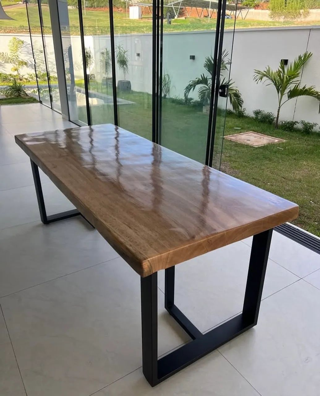 Mesa com metalom 