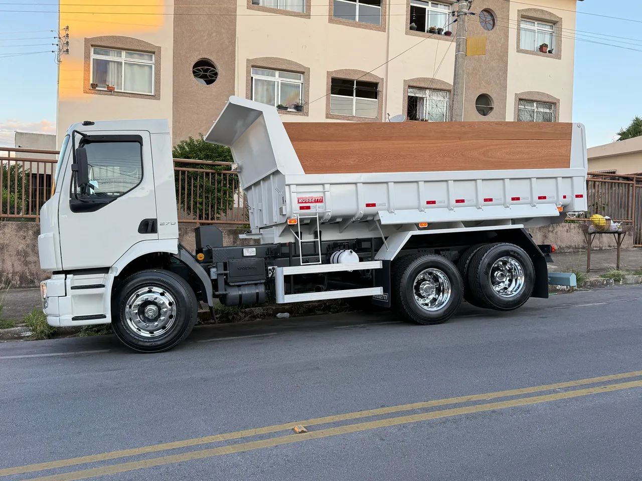 Volvo Vm 270 com Bascula zero Rosset  - Foto 4