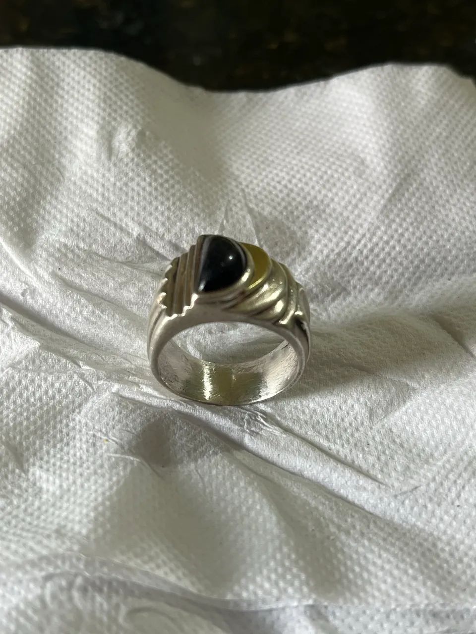 Anel de Prata com Pedra Preta e Detalhe em Ouro 18k