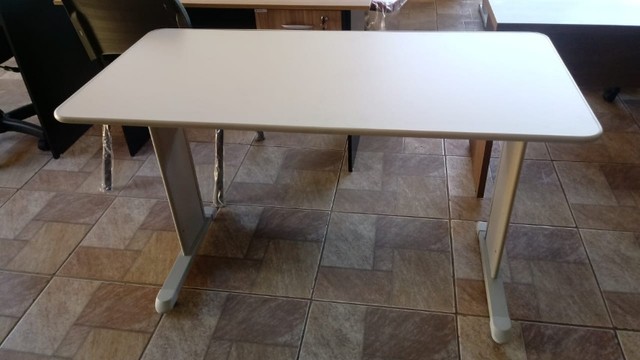 Mesa reta com pé metálico- produto novo 