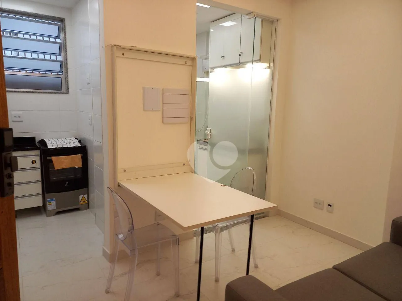 Ótimo quarto e sala no quarteirão da praia