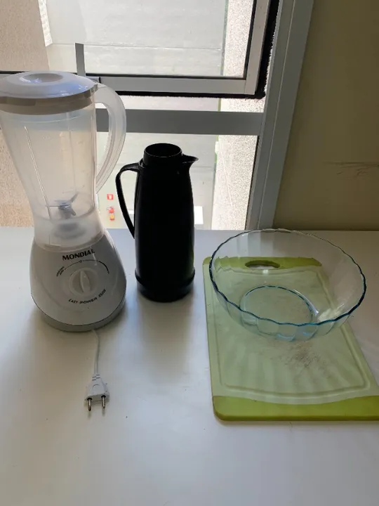 Liquidificador Mondial, tabua de cortar legumes, Fruteira de vidro e Garrafa termica café