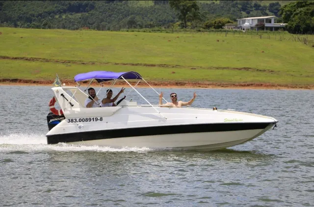 Lancha catamarã Cat 23