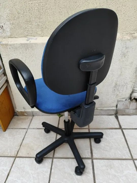Cadeira Azul com Rodinhas e Braço - Foto 2