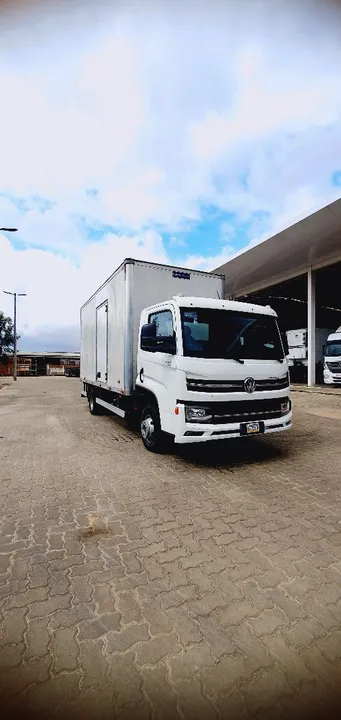 VW delivery 6.160 prime zero com baú isotermico.