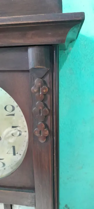Relógio de parede antigo em madeira