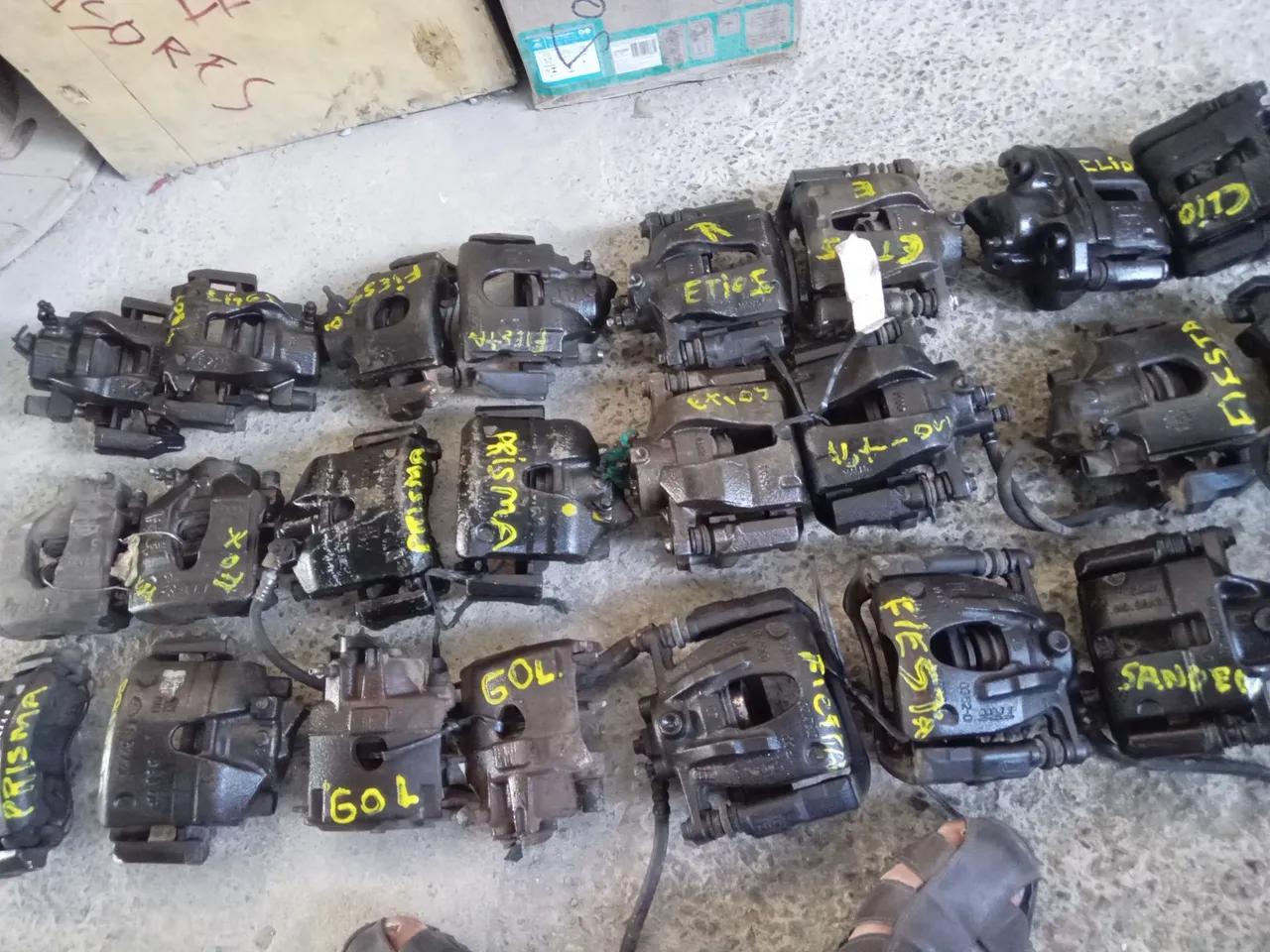 PAR DE PINÇAS DE FREIO PARA ETIOS, CORSA FOX SANDERO LONGAN...